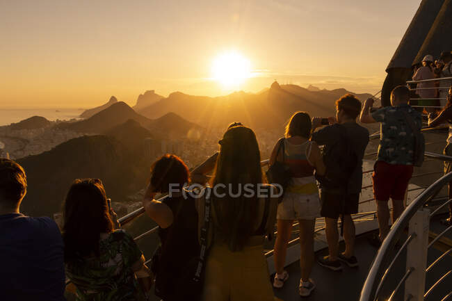 Schöner Blick auf Touristen, die den Sonnenuntergang vom Zuckerhut aus beobachten — Stockfoto