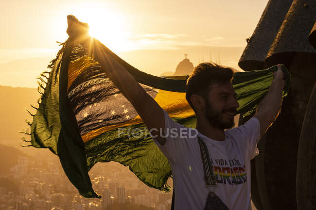Bella scena di turista sulla Sugar Loaf Mountain con bandiera brasiliana — Foto stock