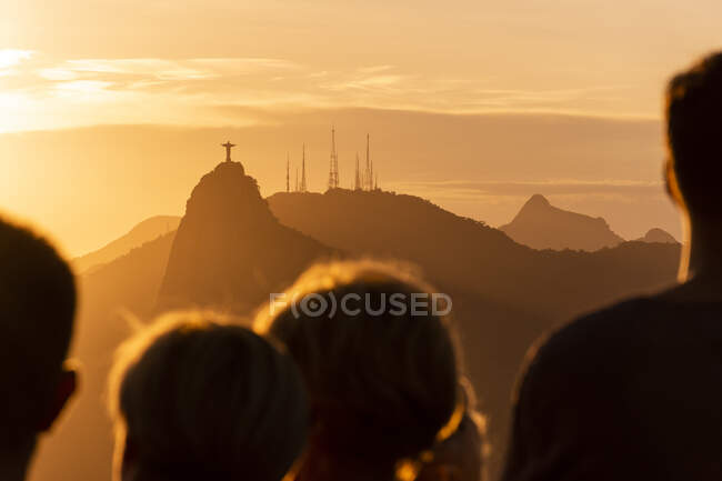 Bela vista dos turistas assistindo pôr do sol a partir de Sugar Loaf Mountain — Fotografia de Stock