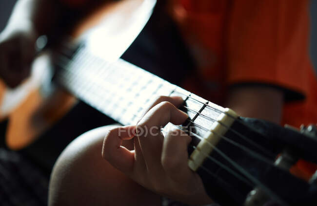 Vista ravvicinata di corde di dita e chitarra — Foto stock
