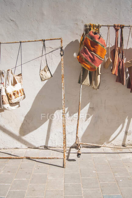 Woven handbags for sale in the medina — Stock Photo
