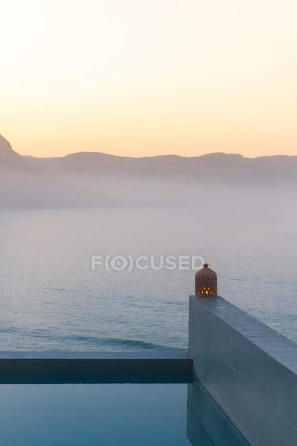 Sunrise over an infinity swimming pool — Stock Photo