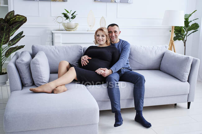 Liebespaar freut sich über Schwangerschaft und erwartet ein Baby — Stockfoto