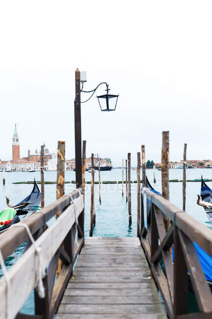 Canales y góndolas de Venecia - foto de stock