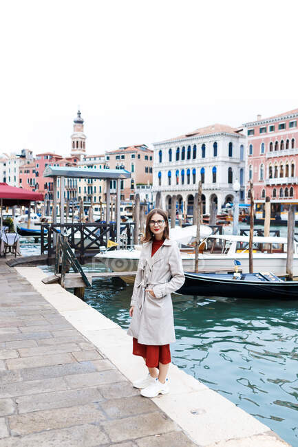 Junger Tourist in Kleid und Mantel auf Kanal und Venetien-Gondel — Stockfoto