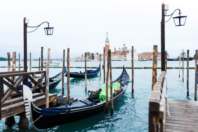 Canales y góndolas de Venecia - foto de stock