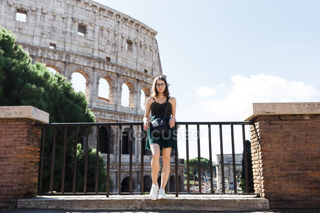 Jóvenes turistas pasean por las calles de Roma en verano - foto de stock