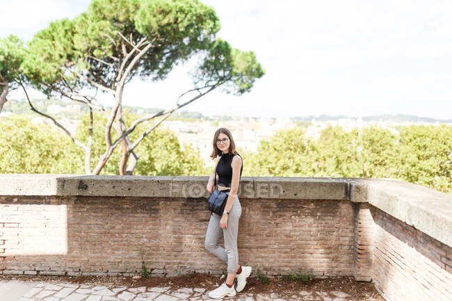 Jóvenes turistas pasean por las calles de Roma en verano - foto de stock