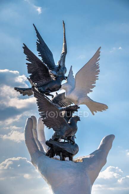 Hand of Peace sculpture in Kusadasi, Turkey — Stock Photo