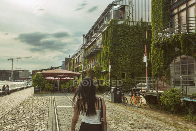 Senhora caminhando no porto de Mnster Hafen no verão — Fotografia de Stock