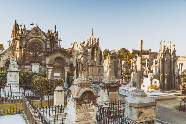 Poblenou Cemetery with angels and cross in Barcelona — Stock Photo