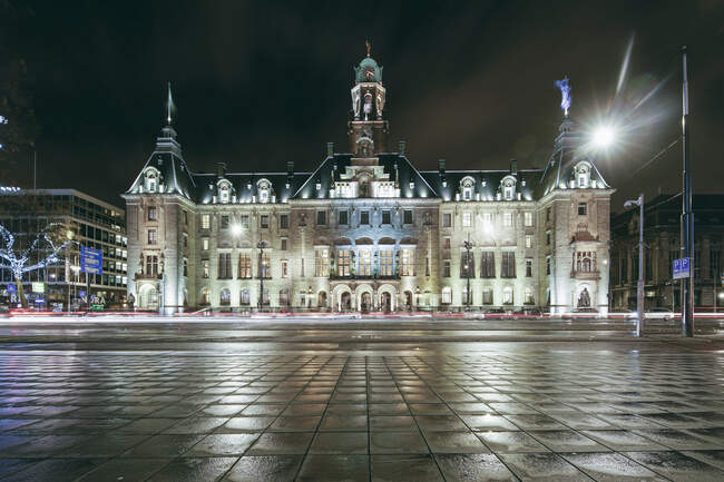 Ayuntamiento de Rotterdam Stadhuis por la noche con rayas de luz - foto de stock