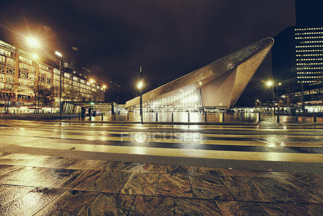 Stazione centrale di Rotterdam di notte in autunno — Foto stock