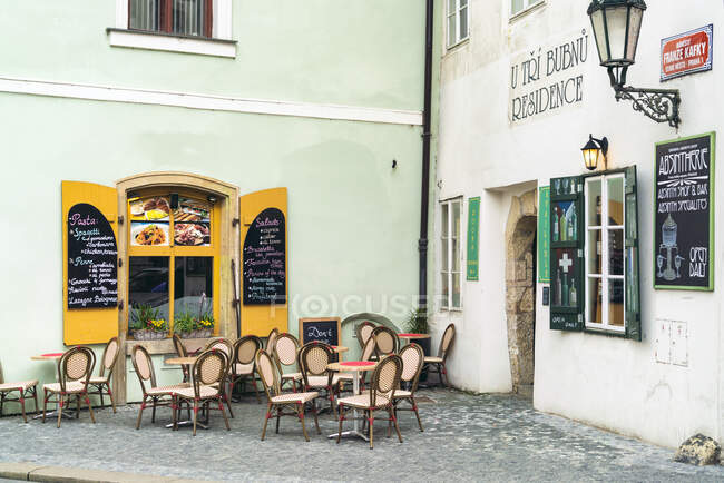 Rustic cafe in old town of Prague in spring with painted walls — Stock Photo