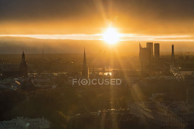Vista del horizonte de Riga desde arriba al final de la tarde con luz cálida - foto de stock