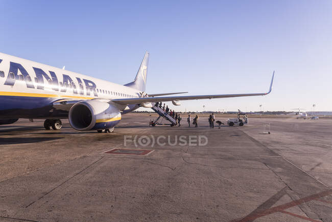 Пасажири сідають на літак у аеропорту Валенсії. — стокове фото