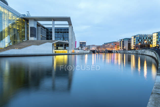The Spree and the buildings at the government quarter at night — Stock Photo