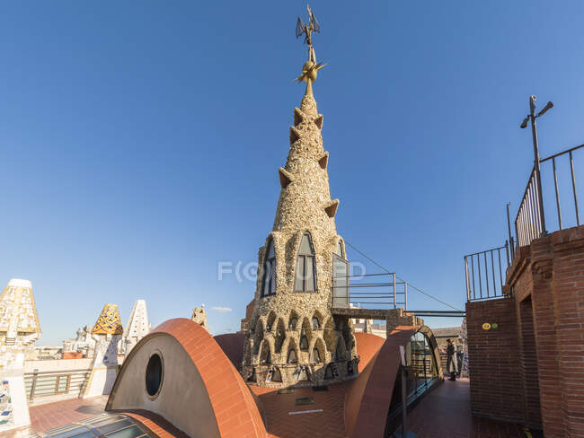 Крыша дворца Гелл в Барселоне — стоковое фото