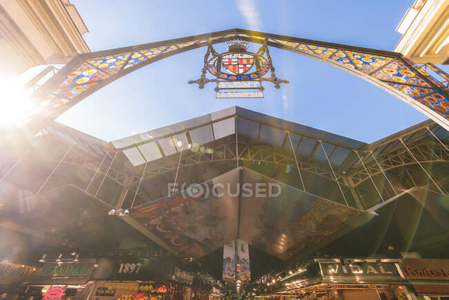 La Boqueria Porte d'entrée du marché en été avec des rayons de soleil — Photo de stock