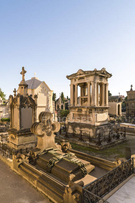 Cementerio de Poblenou con estatuas de ángel en Barcelona en verano - foto de stock