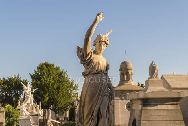 Cementerio de Poblenou con estatuas de ángel en Barcelona - foto de stock