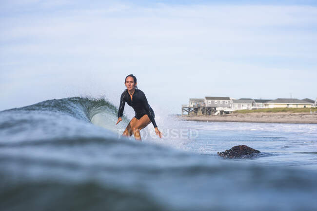 Mujer Surfeando en Rhode Island Verano - foto de stock