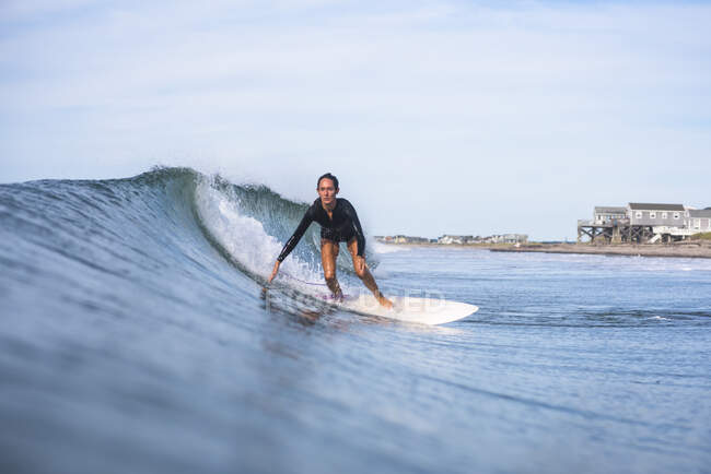 Frau surft im Sommer auf Rhode Island — Stockfoto