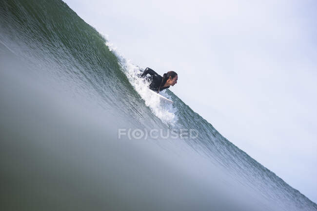 Donna che fa surf a Rhode Island Estate — Foto stock