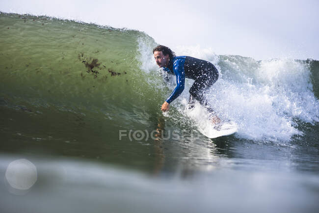 Uomo surf in rode isola estate — Foto stock