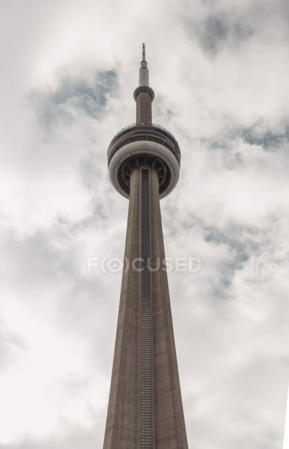 Levant les yeux vers la Tour CN à Toronto, au Canada, face à un ciel nuageux. — Photo de stock