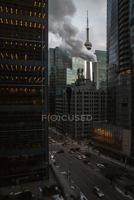 Современный городской пейзаж с небоскребами и зданиями — стоковое фото