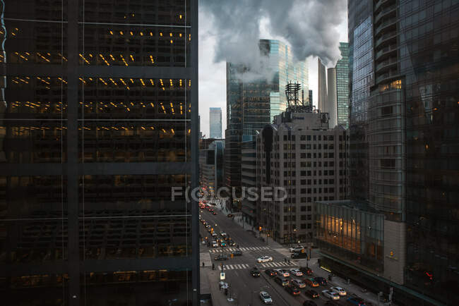 Moderne Stadtgebäude, Wolkenkratzer und Häuser — Stockfoto