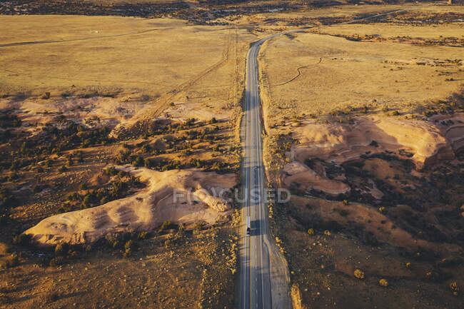 Vista aérea da estrada no deserto — Fotografia de Stock