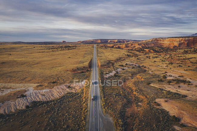 Route dans le désert sur fond de nature — Photo de stock