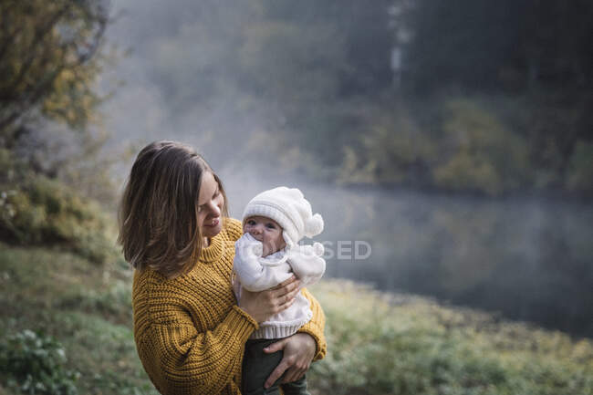 Красива молода мати зі своєю дитиною на природі — стокове фото