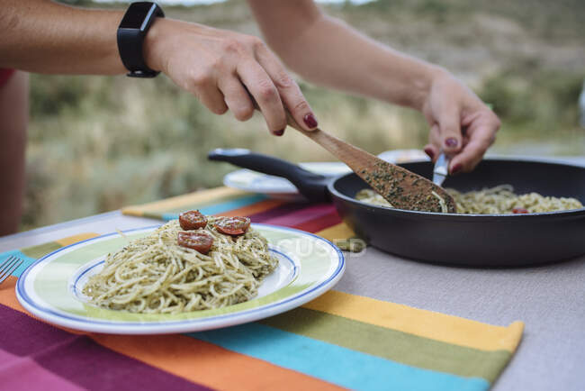 Жіночі руки тримають тарілку з овочами та соусом — стокове фото