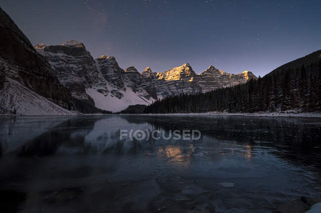 Lac Moraine la nuit sous un ciel étoilé, parc national Banff, Alberta, Canada — Photo de stock