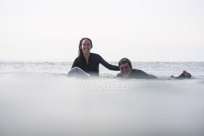Amici che si divertono a fare surf in estate — Foto stock