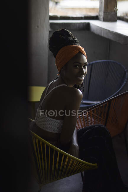 Jovem bela mulher posando dentro de casa — Fotografia de Stock