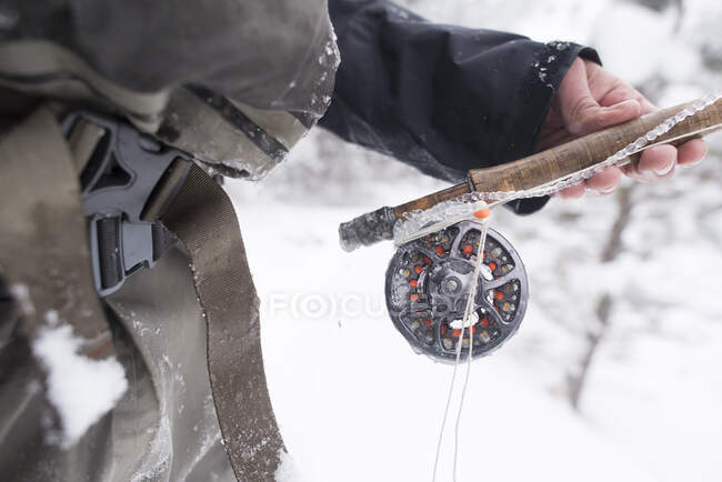 Un bastone da pesca a mosca ricoperto di ghiaccio. — Foto stock
