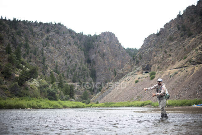Un pescatore a mosca sul fiume Colorado. — Foto stock