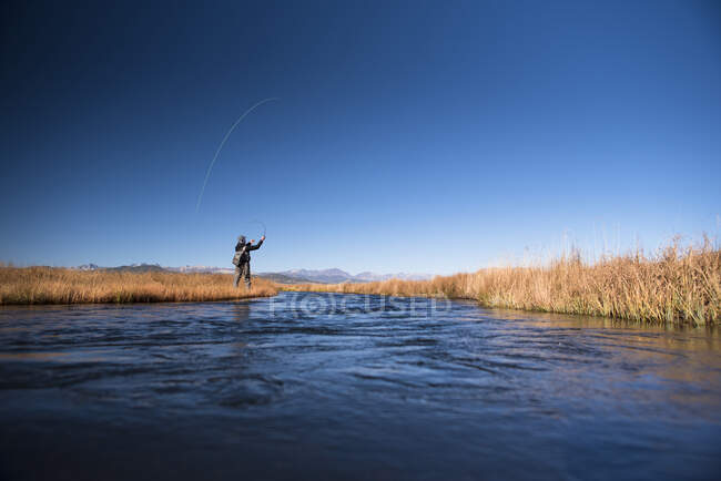 Um pescador de moscas no Alto Rio Owens. — Fotografia de Stock