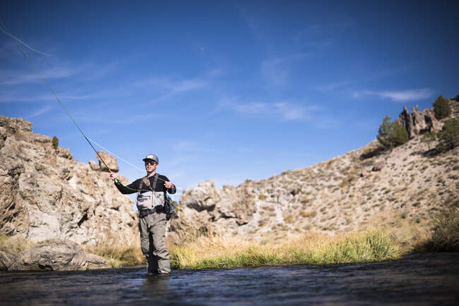 Un pêcheur à la mouche sur la rivière Upper Owens. — Photo de stock