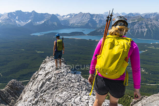 Pareja senderismo juntos en montaña Ridgeline por encima de Kananaskis Alberta - foto de stock