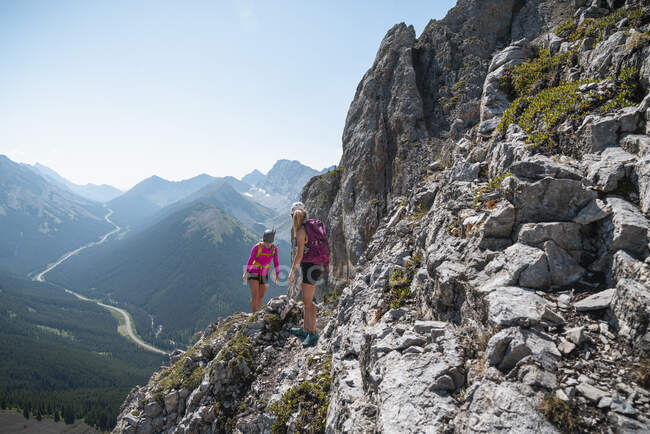 Zwei Frauen erklimmen die Rocky Mountains in Kananaskis Alberta — Stockfoto