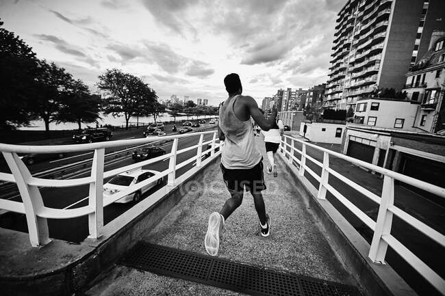 Чоловік біжить по пішохідному мосту через Storrow Drive у Бостоні.. — стокове фото