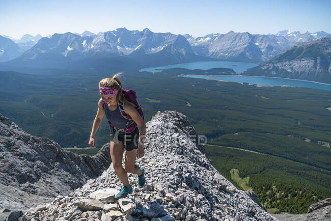 Caminhante feminino acima do país Kananaskis em Alberta — Fotografia de Stock