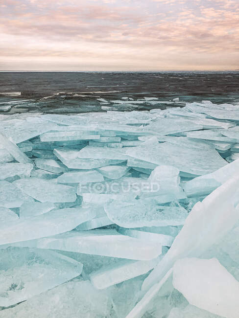 Красивий лід на озері на фоні природи — стокове фото
