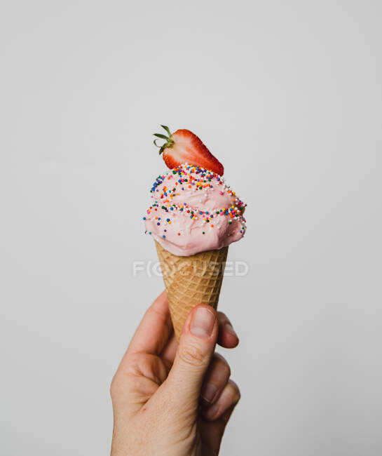 Ice cream cone with  strawberry in hand — Foto stock