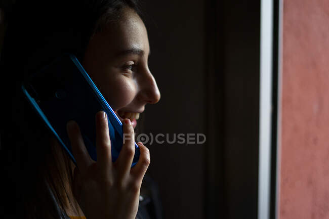 Donna che parla al telefono a casa. — Foto stock